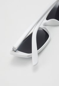 Urban Classics SUNGLASSES TUNIS - Slnečné okuliare - white/black