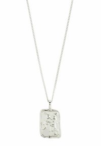 Collana con pendente in argento dotata di un ciondolo rettangolare con un design in rilievo testurizzato, sospesa su una catena sottile.