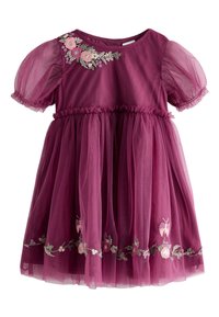 Vinröd klänning med genomskinliga puffärmar, broderade blommönster på livdelen och lager av tyllkjol med blomdekorationer längs fållen.