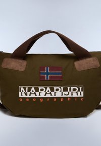 Olivengrøn rejsetaske med brune håndtag, med et norsk flagpatch og "NAPAPIJRI geographic" logo i hvidt og orange.