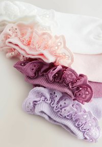Calze di cotone in bianco, rosa e sfumature di viola con bordi a ruffle decorativi caratterizzati da dettagli in pizzo. Texture morbida e colori delicati.