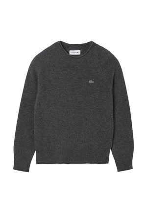 Grijze gebreide trui met een ronde halslijn, geribde manchetten en zoom, en een klein Lacoste-logo op de borst. Zachte textuur met een klassieke pasvorm.