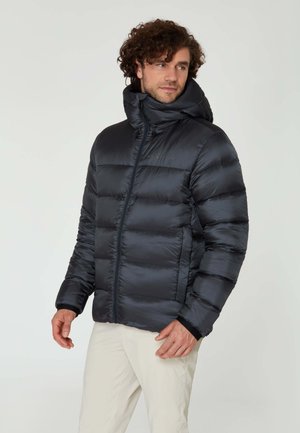 Doudoune en bleu marine foncé, fabriquée à partir d'un matériau léger et brillant. Elle dispose d'un col montant, d'une fermeture zippée et de poignets élastiques pour plus de chaleur.