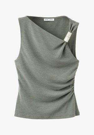 Mouwloze grijze top met asymmetrische halslijn, aangezette zijkant en witte rechthoekige gesp aan de rechter schouder.