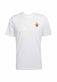 Camiseta de algodón blanca con un pequeño gráfico de fresa en rojo y verde en el lado izquierdo del pecho. Cuello redondo clásico y mangas cortas.