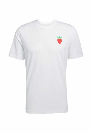 Weißes Baumwoll-T-Shirt mit einem kleinen Erdbeer-Design in Rot und Grün auf der linken Brust. Klassischer Rundhalsausschnitt und kurze Ärmeln.