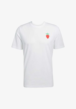 Weißes Baumwoll-T-Shirt mit einem kleinen Erdbeer-Design in Rot und Grün auf der linken Brust. Klassischer Rundhalsausschnitt und kurze Ärmeln.