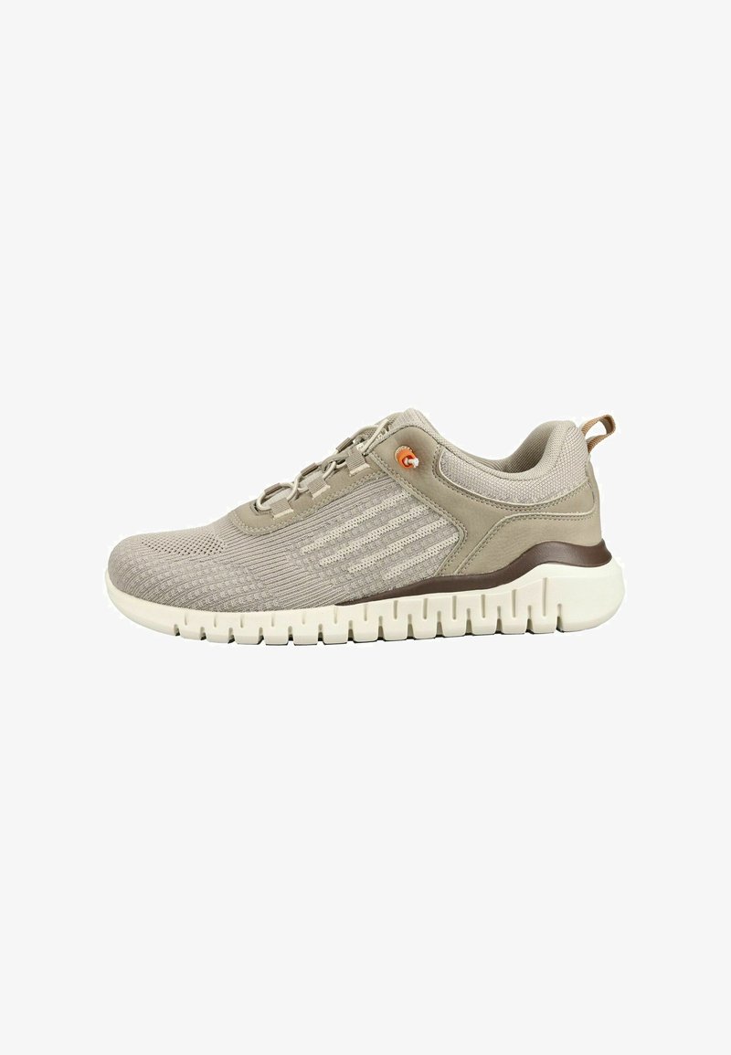 Baskets de sport beige clair avec tige en maille, accent brun près de la semelle, semelle blanche épaisse et détail œillet orange près des lacets.