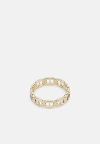 Gouden schakelring met een gladde, gepolijste afwerking en open schakels, die een textuurpatroon rondom de ring creëren.