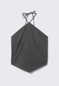 Sivý top na halterneck s hexagonálnym tvarom, s textúrovaným povrchom zdobeným malými odrazovými detailmi a tenkými krížovými ramienkami.