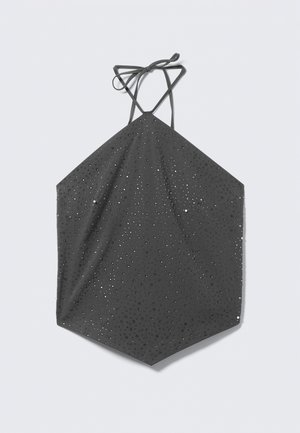 Grauer Haltertop mit einer hexagonalen Form, das eine strukturierte Oberfläche mit kleinen reflektierenden Details und dünnen, überkreuzten Trägern aufweist.