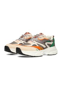 Baskets de sport avec un mélange de matériaux en mesh et en daim beige, orange, vert et gris, présentant des détails texturés et une semelle blanche épaisse.