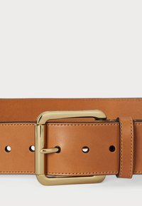 Brązowy skórzany pasek z złotą prostokątną klamrą, z wieloma akcentami szwów i równomiernie rozmieszczonymi otworami do regulacji.