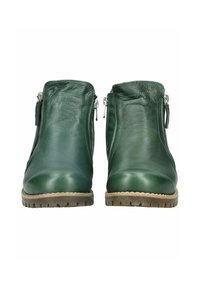 Zielone skórzane botki na kostkę z przednimi zamkami błyskawicznymi, zaokrąglonymi noskami i fakturowanymi podeszwami. Widoczne kontrastowe szwy wzdłuż szwów.