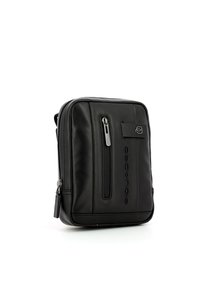 Borsa a tracolla nera in pelle con design slim, dotata di tasca anteriore con zip, logo in rilievo e tracolla regolabile.