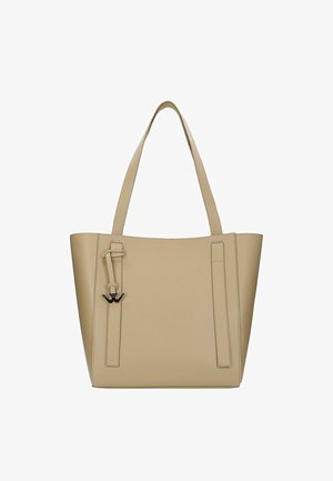Beige leren tote bag met een gestructureerde textuur, twee lange handvatten, zijriemdetails en een metallic accent. Rechthoekige vorm, ontwerp met open bovenkant.
