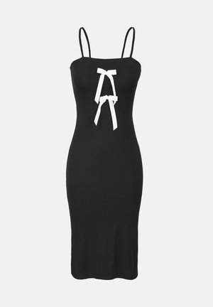 Robe noire sans manches en tissu doux, présentant une coupe ajustée et des accents en ruban blanc à la poitrine en forme de nœud.