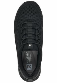 Chaussure de sport noire avec un dessus en mesh, design texturé, fermeture à lacets et languette rembourrée. Dispose d'un logo sur l'insole gris et d'une semelle rembourrée.