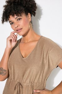 Glinsterende gouden jurk met een V-hals en korte mouwen, voorzien van een elastische tailleband en trekkoorddetails. Gladde textuur met een metallic glans.