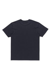 Camiseta de algodón azul marino, manga corta, cuello redondo, color sólido, corte relajado, sin logotipos ni patrones visibles, textura suave.