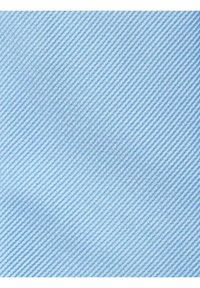 Vaaleansininen kangas, jossa on hienovarainen vino raidoitus. Sileä rakenne, keskikoinen paino, sopii erilaisiin vaatteisiin.