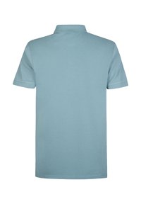 Polo de color azul claro hecho de algodón, con cuello acanalado, mangas cortas y dobladillo recto, sin patrones o adornos visibles.