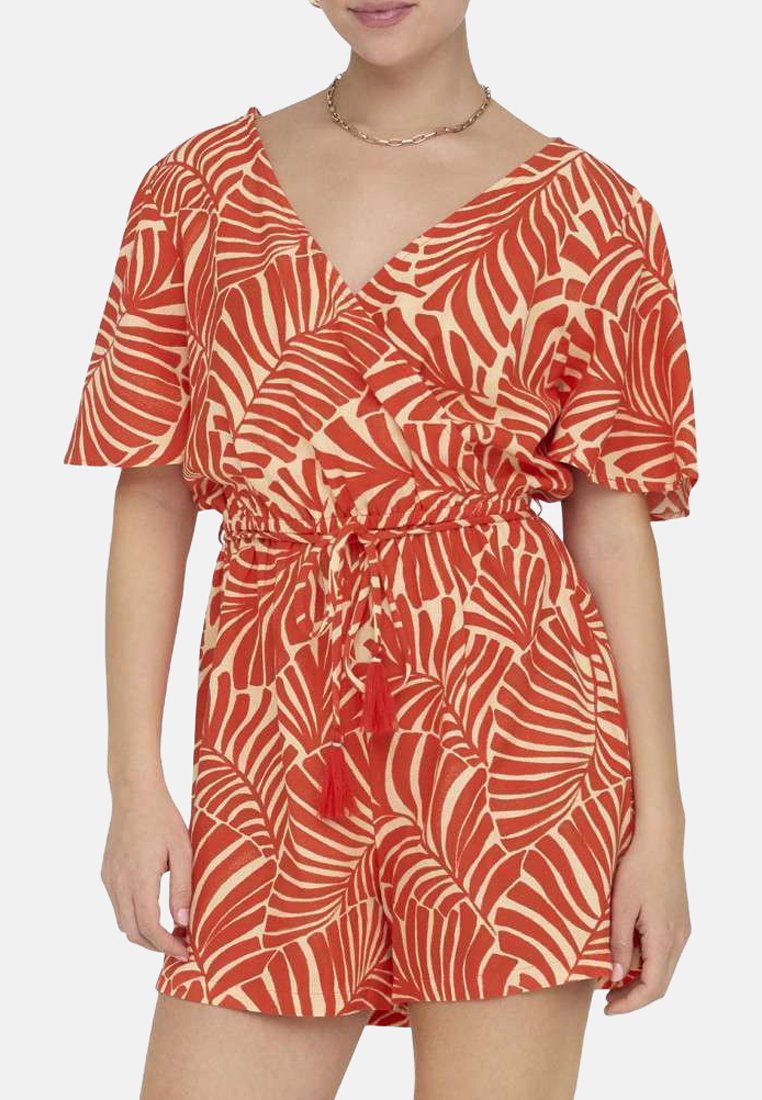Rompers court rouge et crème avec un motif de feuilles, décolleté en V, manches courtes, taille à cordon et accents en franges. Fabriqué en tissu léger.