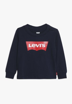 Marineblå langærmet t-shirt til småbørn med rødt Levi's-logo centreret på brystet og lille rød Levi's-mærkat på venstre sidesøm.