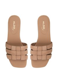Sandali slip-on di colore tan con tre cinghie intrecciate sulla parte superiore. Materiale morbido e texture lavorata, con una suola piatta per il massimo comfort. Logo del marchio presente.