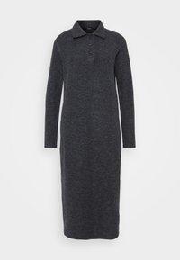 Rochie lungă, de un gri închis, dintr-un material texturat, cu guler la gât și o placket cu trei nasturi, având o croială dreaptă până la tiv.