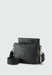 Borse a tracolla in pelle nera con due scomparti con zip, tracolla regolabile e hardware in argento lucido. Tessuto liscio con branding minimo.