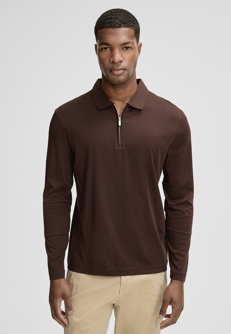 Braunes Langarm-Polohemd mit einem Halbohrenkragen, aus glattem Stoff, mit lockerer Passform und minimalistischem Design.