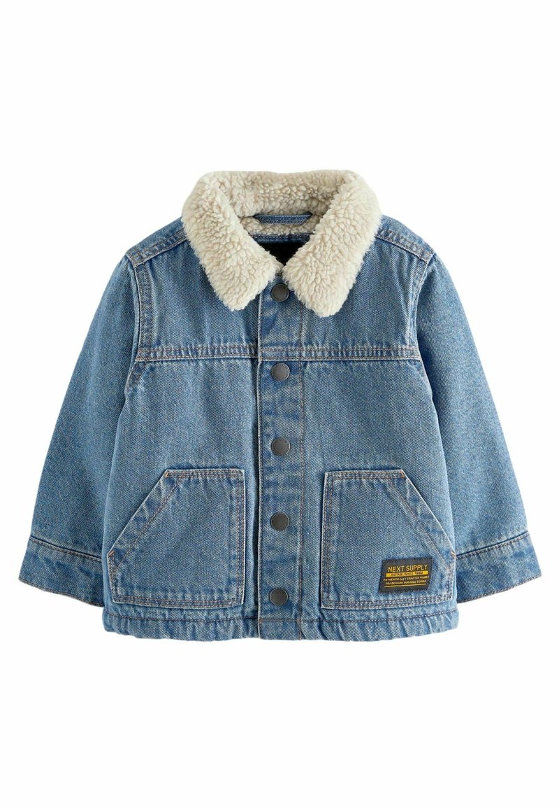 Chaqueta de mezclilla azul con cuello de sherpa crema, cierre de botones, dos bolsillos frontales y una pequeña etiqueta rectangular amarilla en el bolsillo inferior derecho.