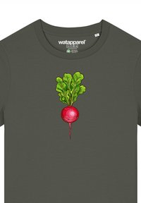 Graues T-Shirt mit einem roten Rettich-Design und grünen Blättern. Das Design ist zentriert und hat eine glatte Textur sowie einen runden Ausschnitt.