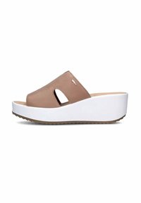 Infradito in pelle marrone con punta aperta e ritagli laterali, su una suola piatta bianca, con suola in gomma marrone textured.