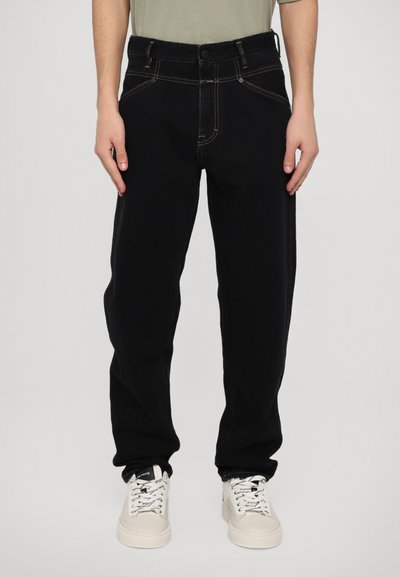 Zwarte denim broek met een rechte pijp, voorzien van contrasterende gele stiksels en een knoopsluiting. Draagt het met witte sneakers.