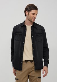 Terranova CON BOTTONI A PRESSIONE - Camicia - nero denim