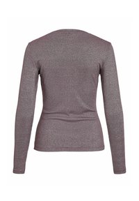 Top de manga larga en una tela metálica de color malva. Presenta un diseño ajustado con un escote redondeado y una textura suave. La vista trasera muestra costuras.