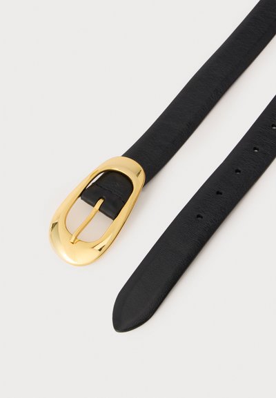 Ceinture en cuir noir avec une boucle ovale dorée brillante et plusieurs trous d'ajustement sur un fond clair.