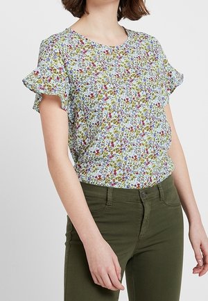Blusa floral de manga corta con escote redondo, con un fondo azul claro y patrones de flores multicolores. Tejido suave.