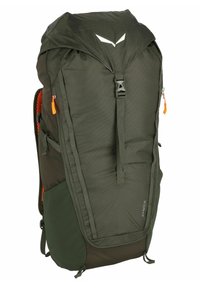 Mochila de color verde oscuro con un diseño estructurado, que cuenta con un gran cierre en la parte superior, bolsillos laterales, tejido texturizado y tiradores de cremallera de color naranja brillante.