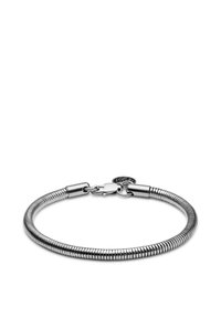 Silverarmband med en flexibel, spiralformad design och slät yta. Låsfunktion och rund dekorativ detalj.