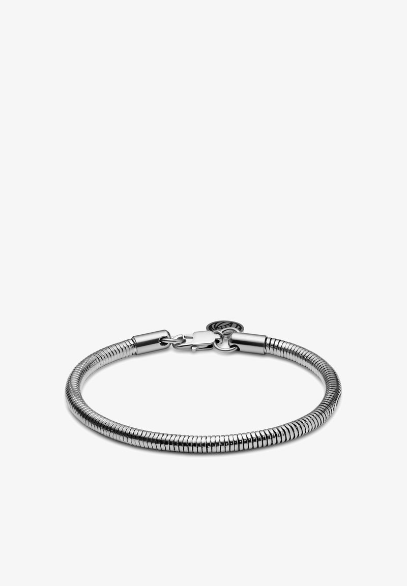 Silverarmband med en flexibel, spiralformad design och slät yta. Låsfunktion och rund dekorativ detalj.