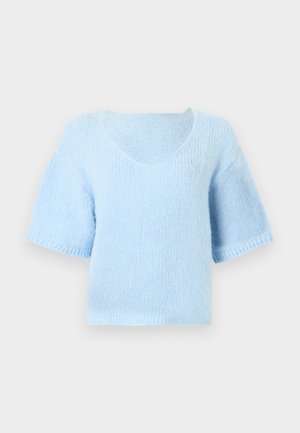 Lágy világoskék kötött rövid ujjú pulóver V-nyakú és enyhén rövidített fazonban, sima háttér előtt.