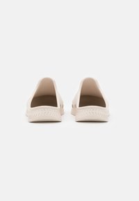 BOSS TITANIUM UNISEX - Mulas - open white