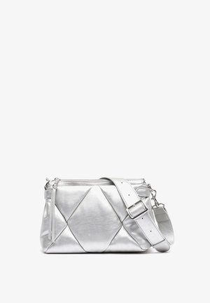 Metalisk sølvhåndtaske med quiltet design, der har lynlåslukning og aftagelig rem med justerbar spænde. Glat lædertekstur.