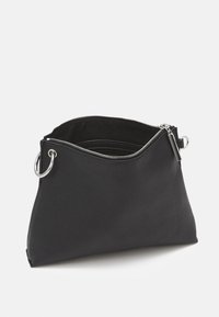 Czarna skórzana kopertówka o teksturowanym wykończeniu, z zamkiem błyskawicznym i srebrnymi akcentami. Posiada przestronną wnętrze i minimalistyczny design.