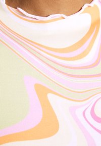 Tecido multicolorido com padrões em espiral em tons pastel de rosa, laranja e verde, com uma textura suave e decote recortado.