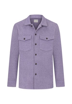 Camisa de botones morada hecha de tejido texturizado, con dos bolsillos en el pecho, botones negros y un cuello clásico.