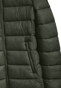 Grön puffjacka med kviltade sektioner, en dragkedjeficka och slät textur. Tyget verkar lätt men varmt.